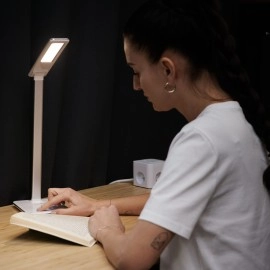 Galda lampa ar bezvadu lādētāju OW-390202 balta (Huslog)