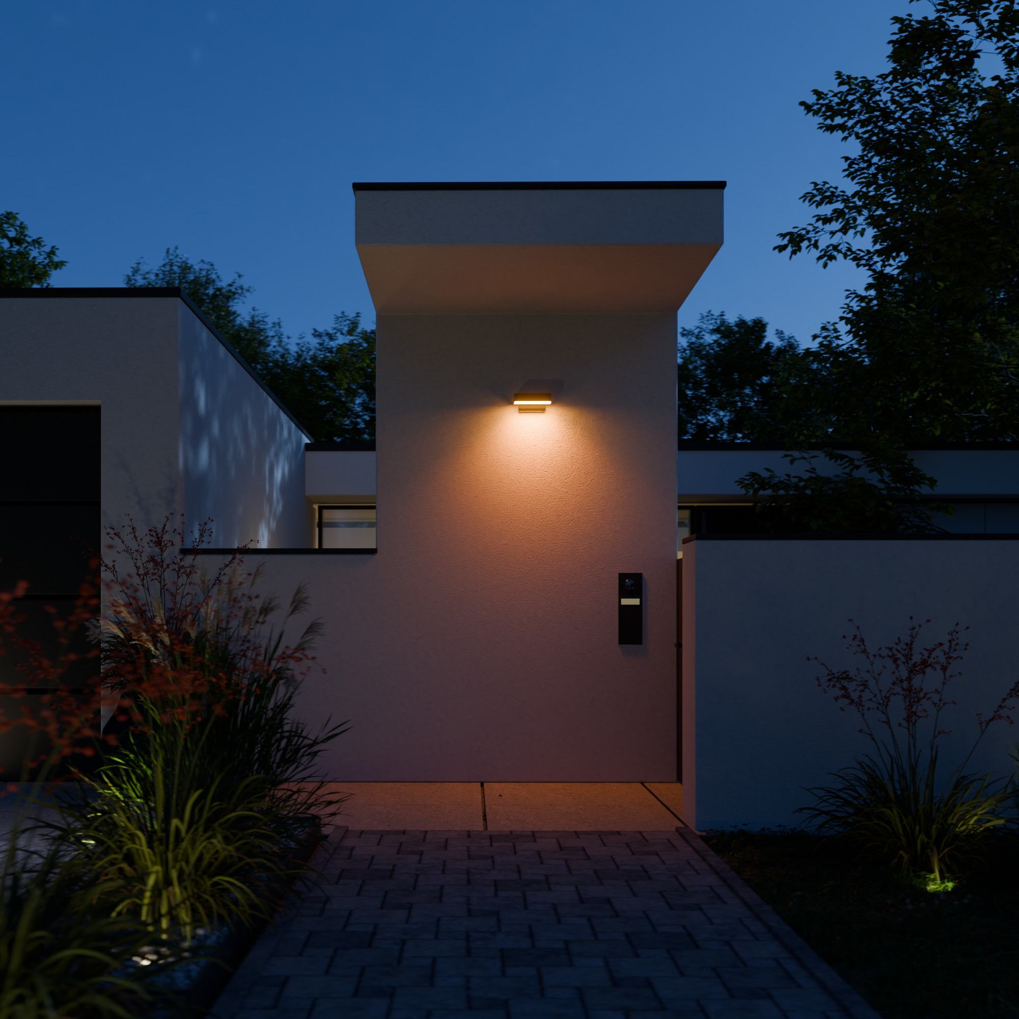 L 800 SC Amber Light 1800K at a house entrance — manufacturer application example